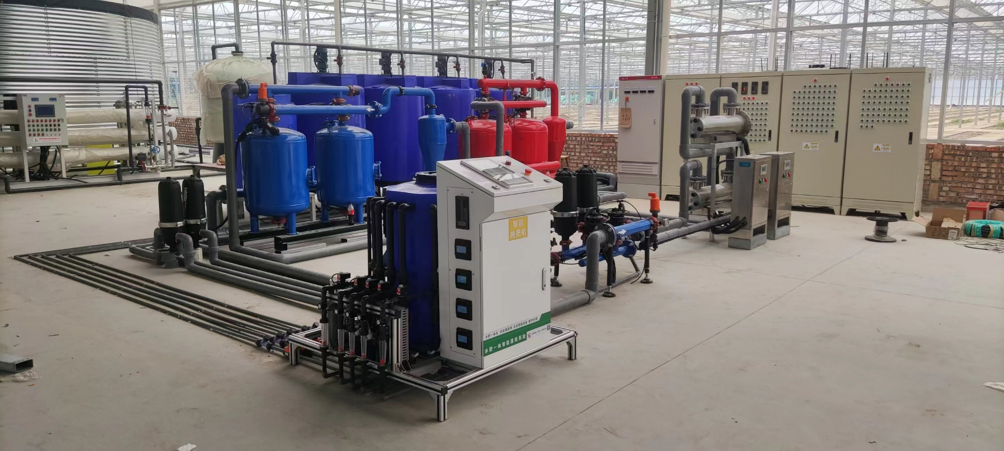 Yunxue irrigation installation with water storage, filters, fertigation equipment, pipework and electrical cabinets